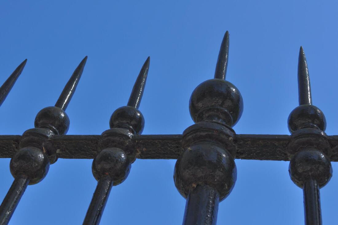 a black spike aluminum fence